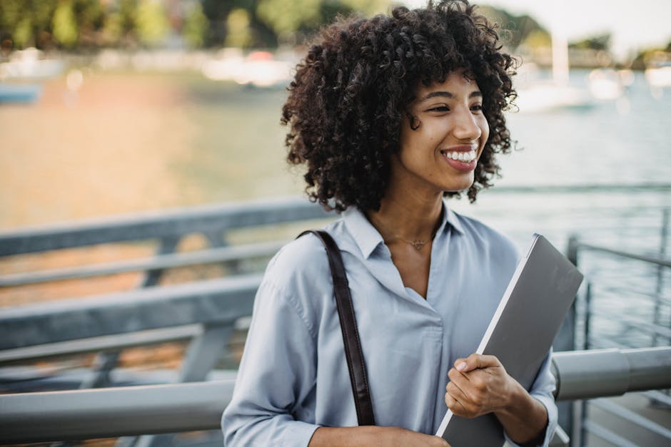 Dizüstü bilgisayarıyla gülümseyen öğrenci
